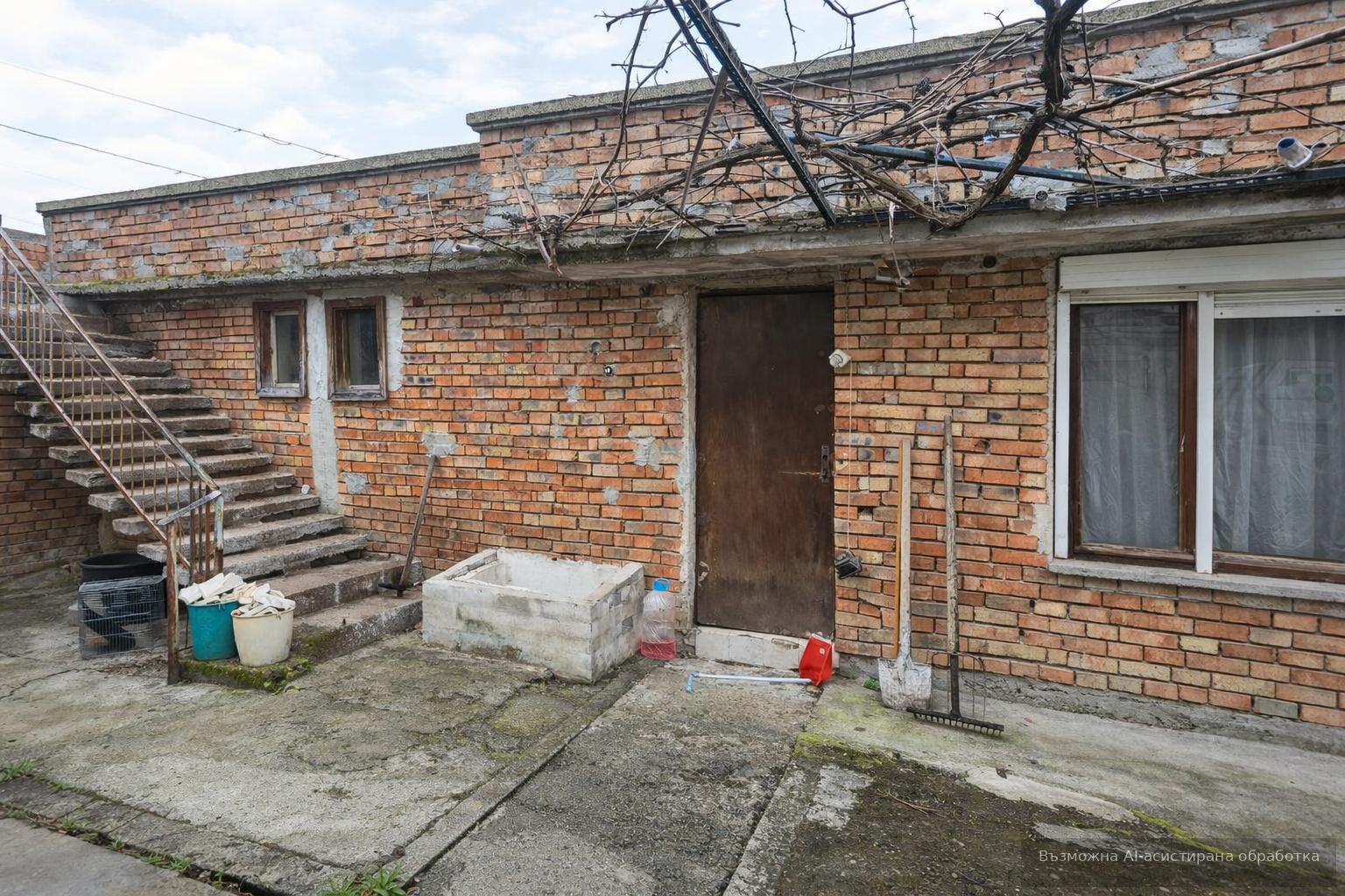 Къща с двор в кв. Долно Езерово