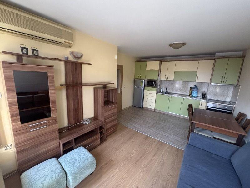 Тристаен, под наем, Център